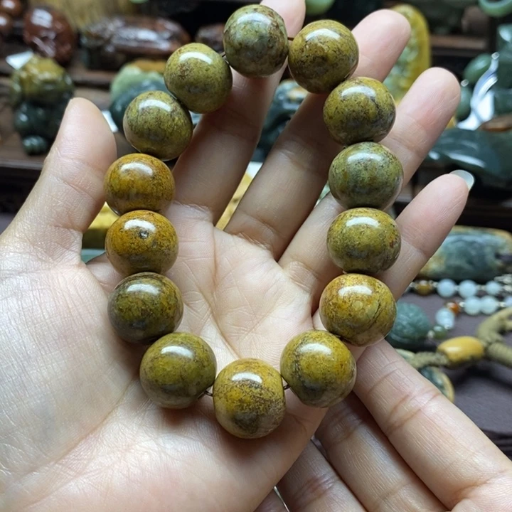 未镶嵌岫岩河磨玉（透闪石质玉）把件