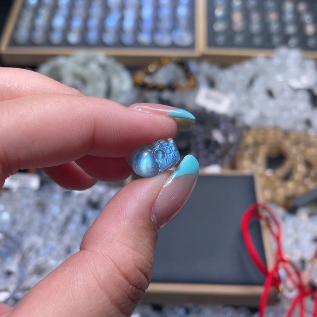 大***可银S925镶嵌长石颈饰灰月光貔貅提溜