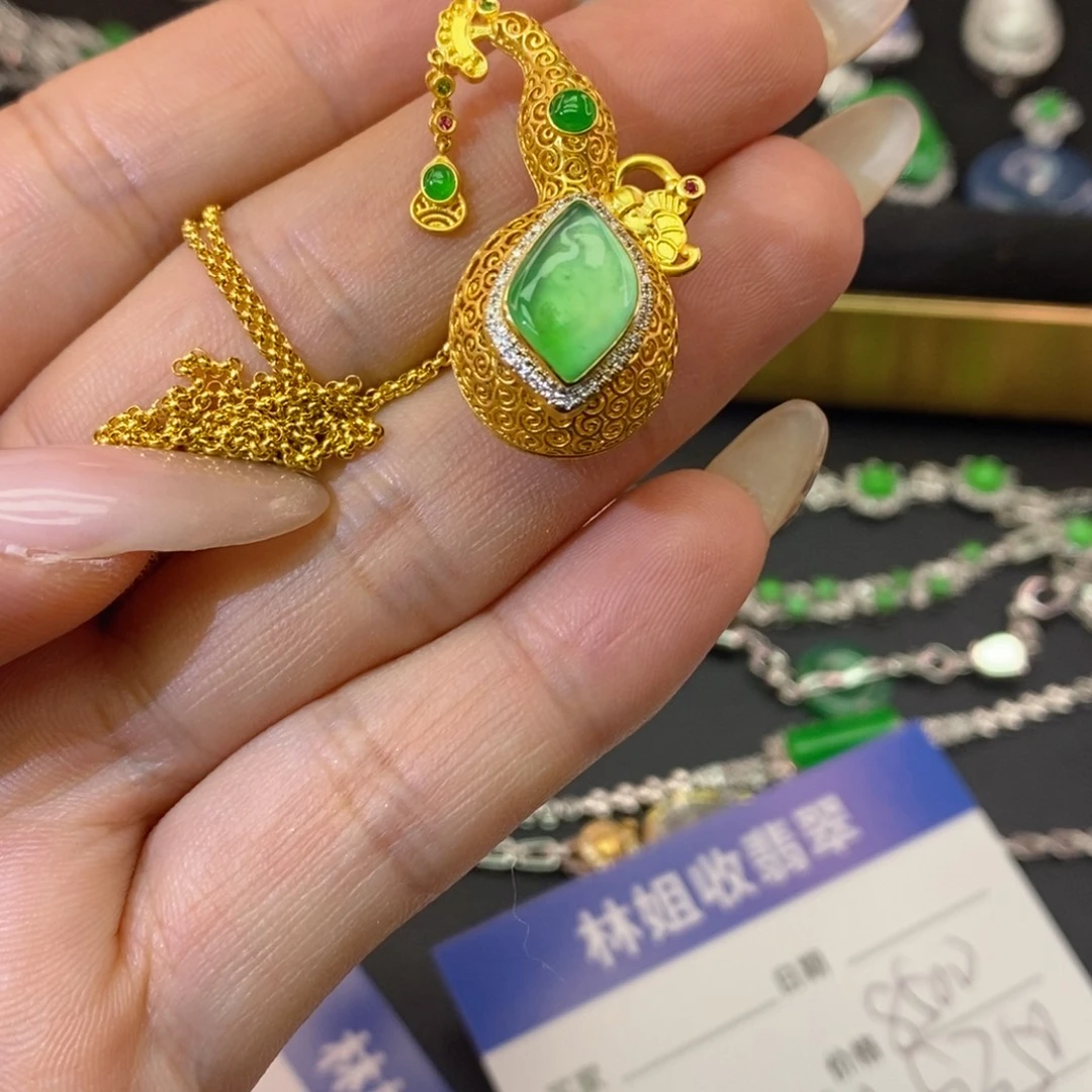 颈饰18K金镶嵌翡翠
