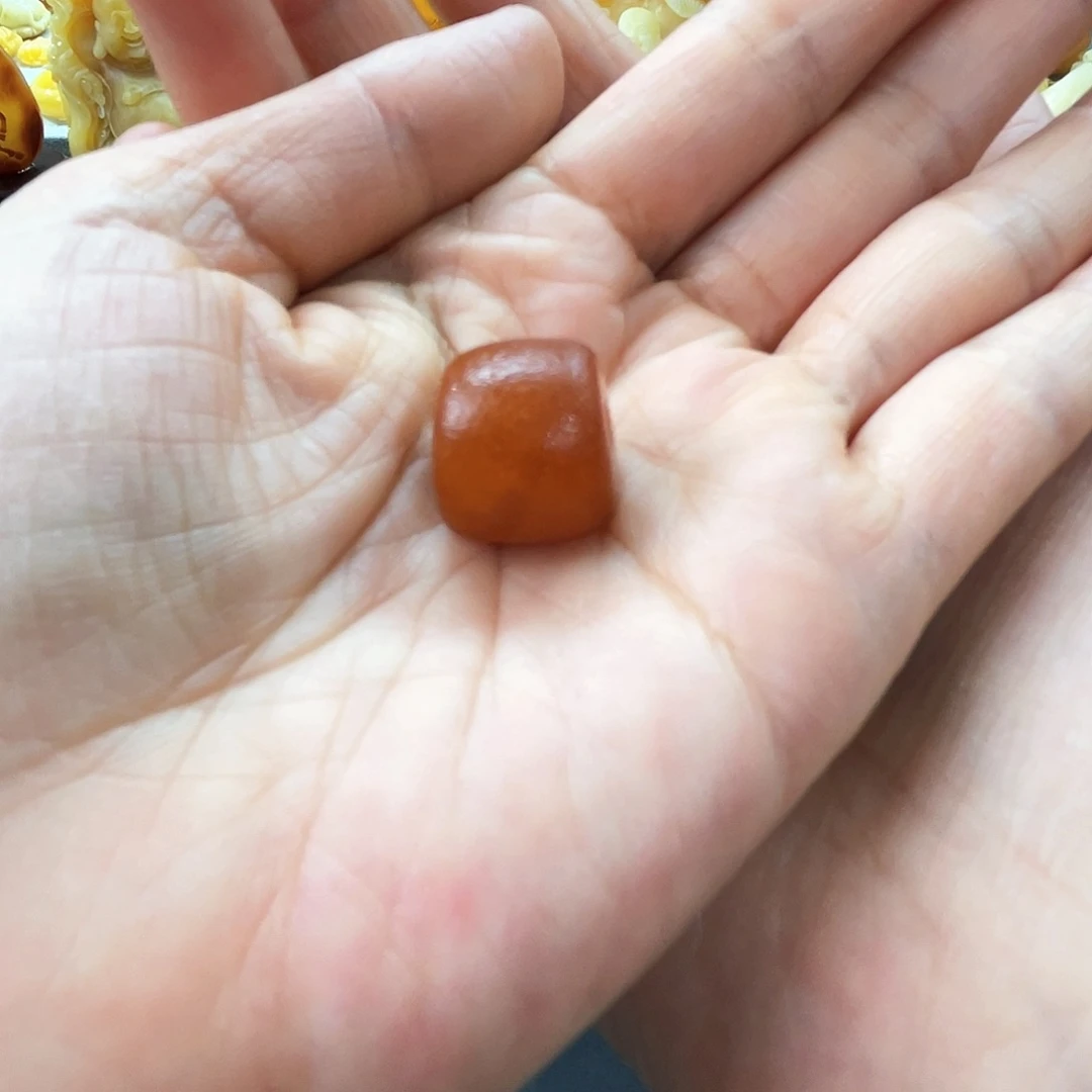 琥珀颈饰未镶嵌见**山