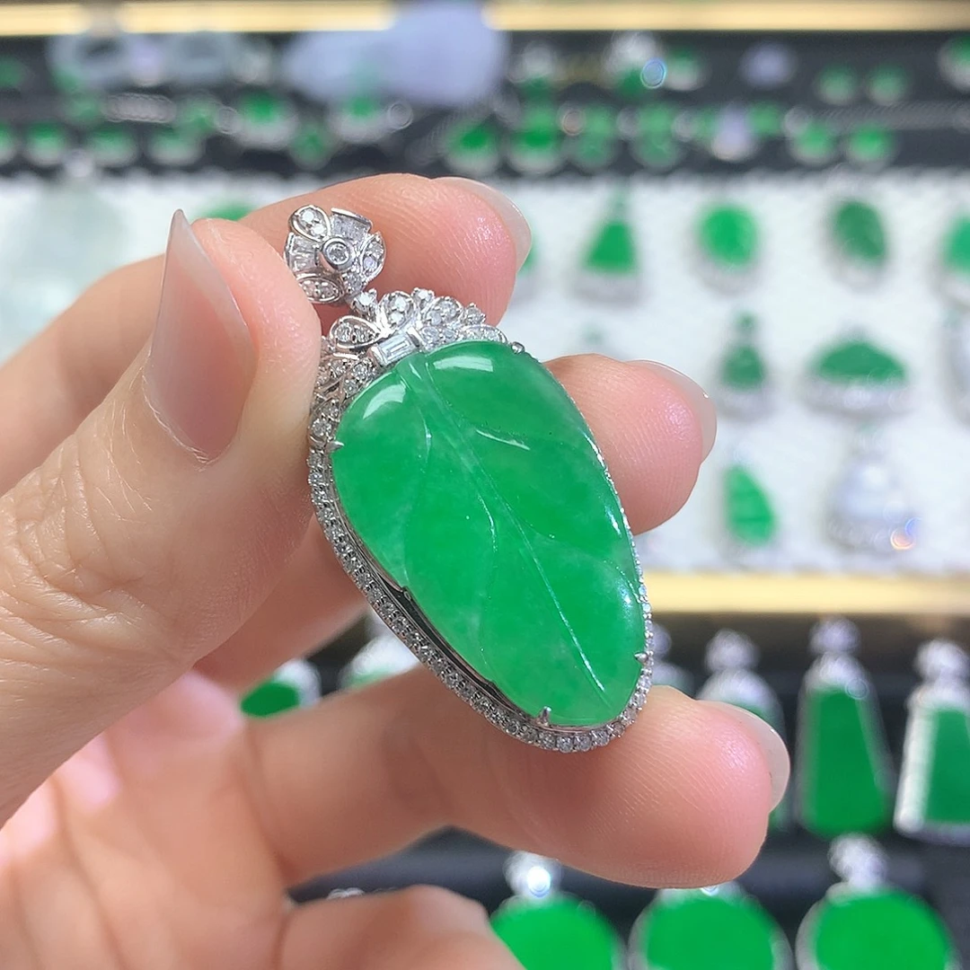 颈饰18K金镶嵌翡翠吊坠