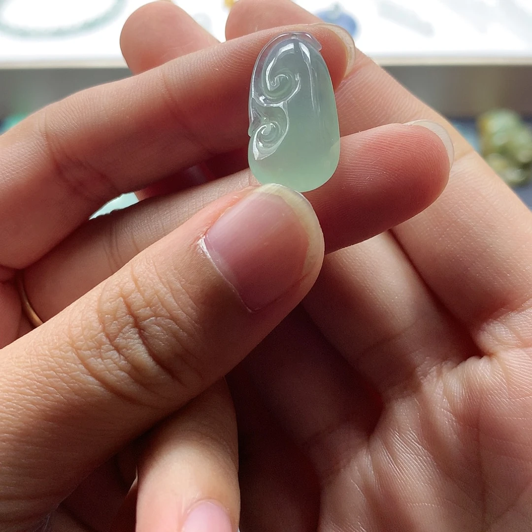 翡翠未镶嵌颈饰如意