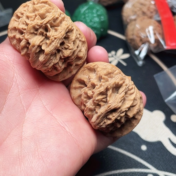 文玩核桃把件狮虎兽