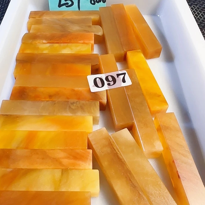 青田石印石新疆美人红石1.5正章，高度7-9公分，数量25个