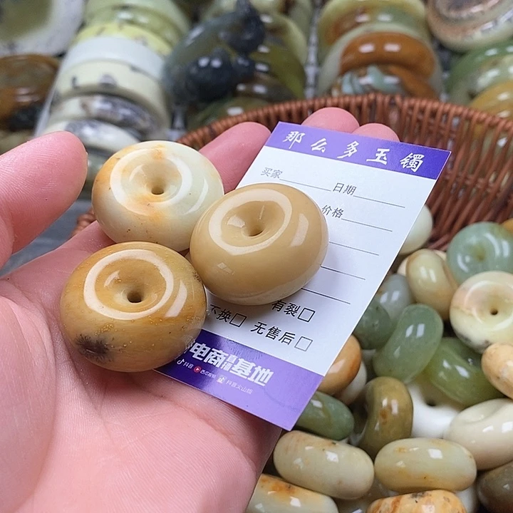 未镶嵌蛇纹石玉颈饰是***~