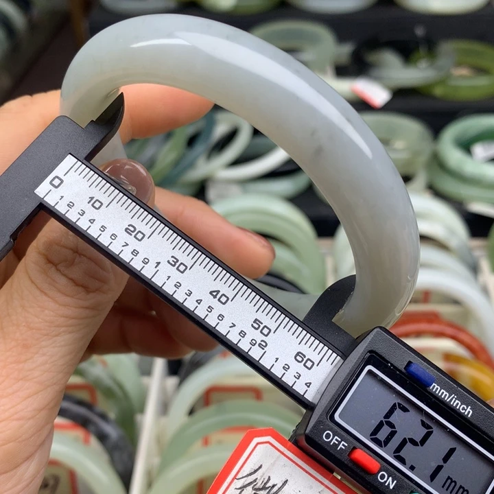 蛇纹石玉未镶嵌手镯360