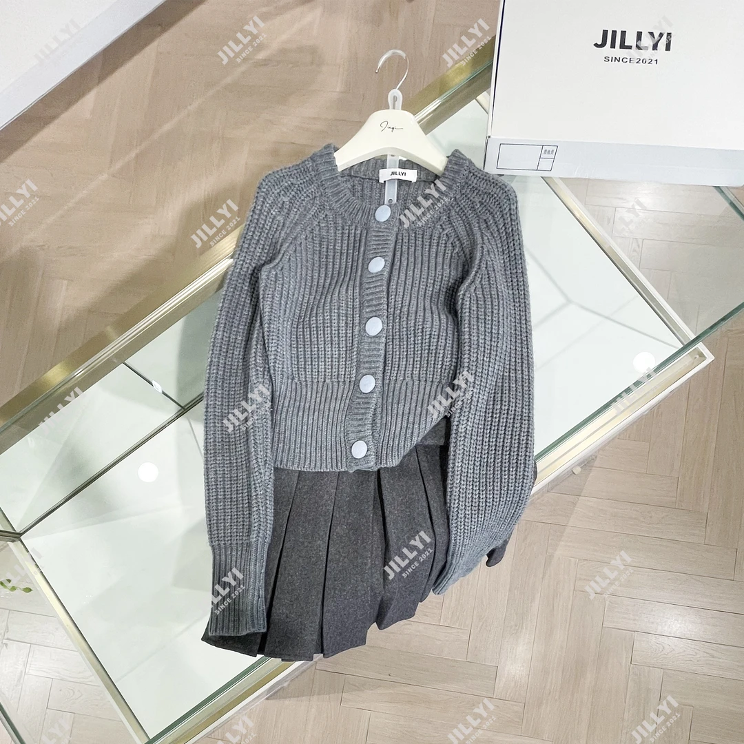 JILLYI【灰调芭菲】+【简约纯色】灰色圆领针织开衫+灰色百褶裙套装