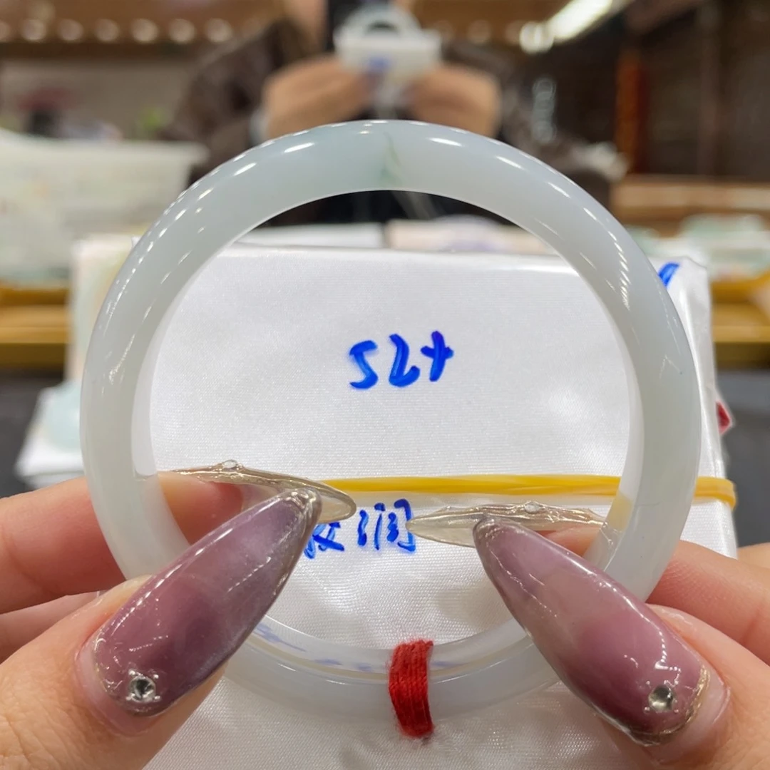 翡翠手镯未镶嵌翡翠