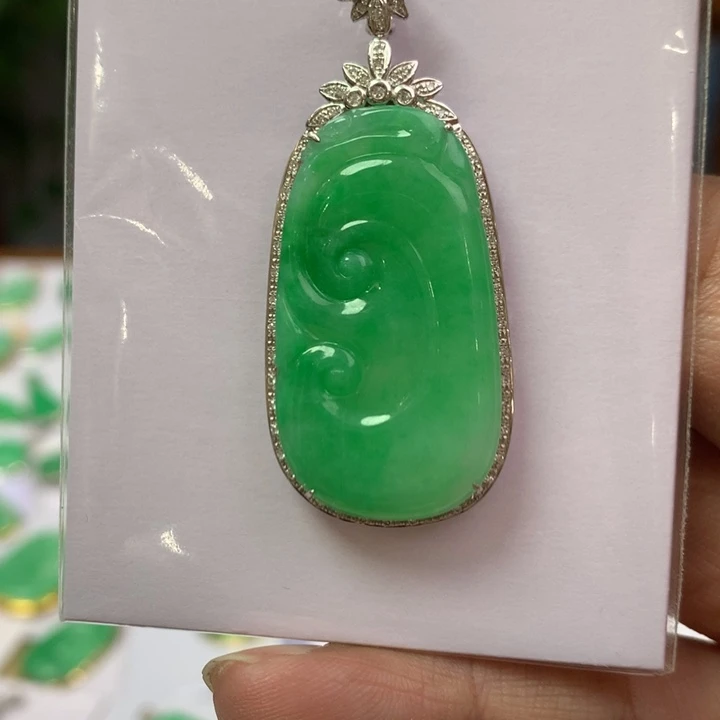 翡翠颈饰18K金镶嵌翡翠