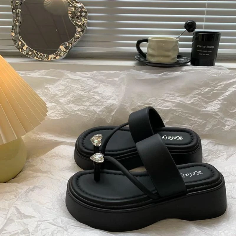 网红小个子增高女士沙滩鞋松糕底凉拖鞋女外穿水钻一字拖2025新款