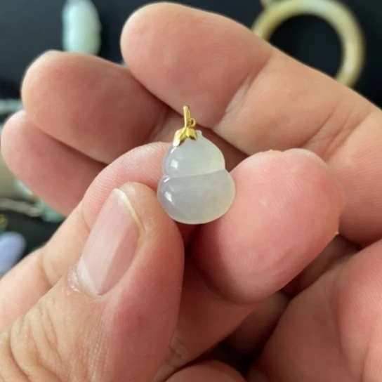 翡翠18K金镶嵌颈饰葫芦