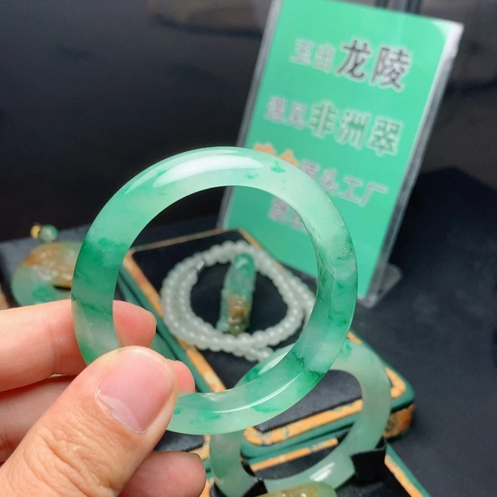 石英质玉手镯未镶嵌