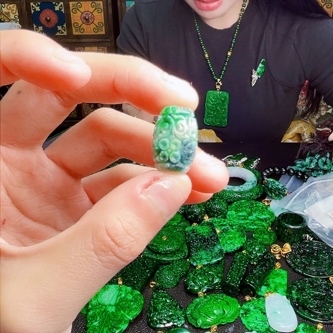 颈饰未镶嵌翡翠多样性