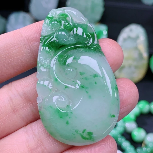 天然A货翡翠糯冰种飘阳绿翡翠如意 尺寸:56-31.8-6.5mm