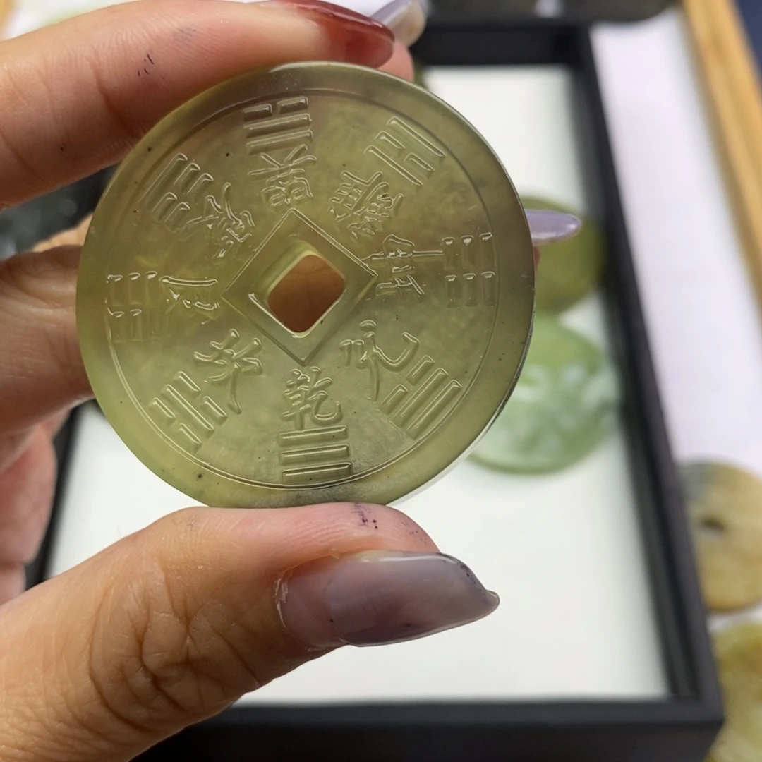 蛇纹石玉未镶嵌颈饰破**子