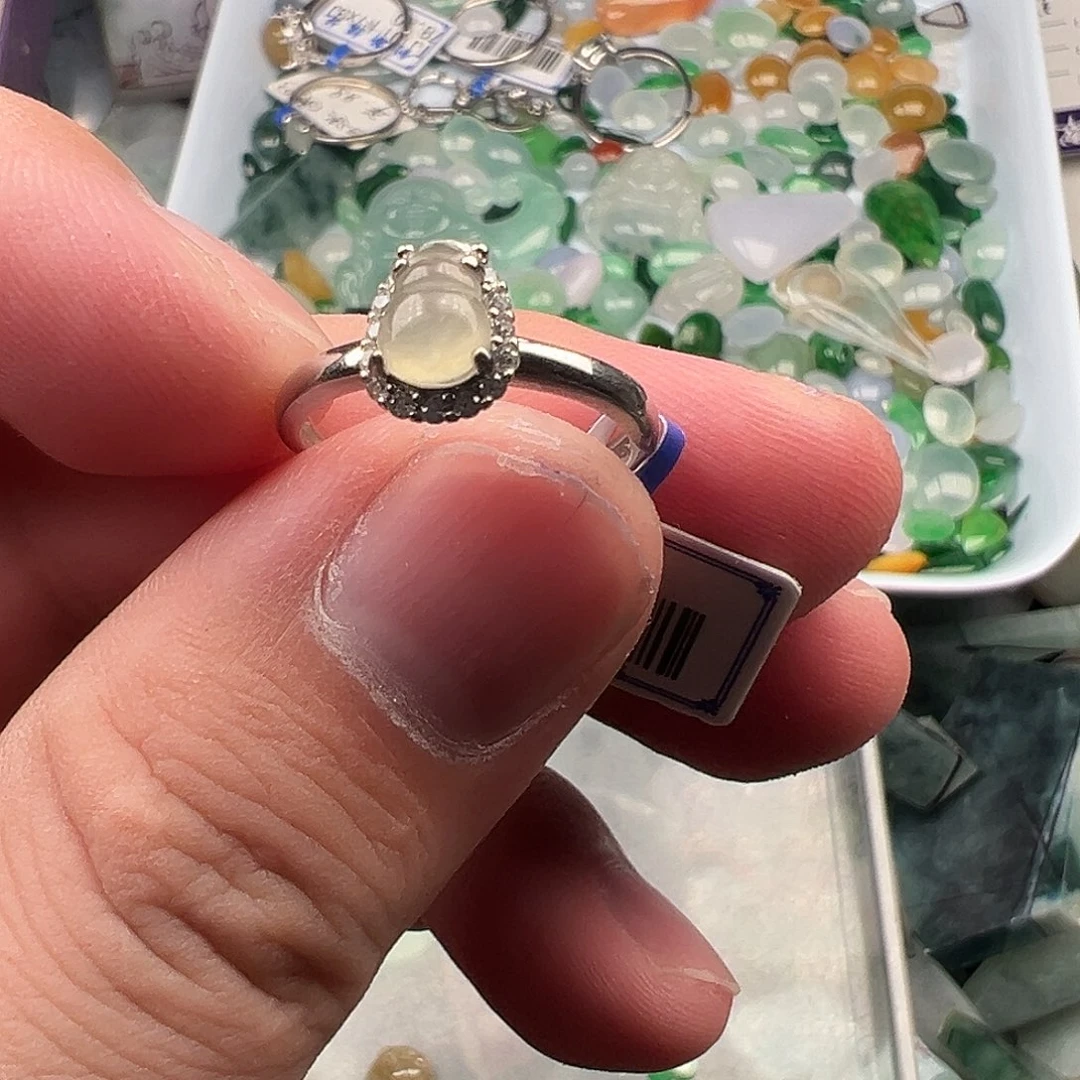 桐***妈翡翠未镶嵌颈饰戒指