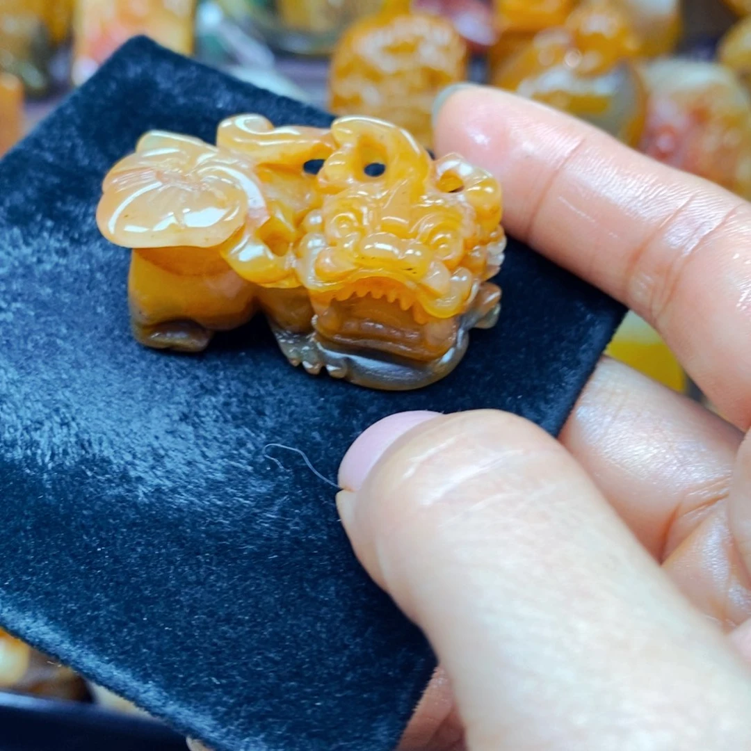 未镶嵌石英质玉（黄龙玉）颈饰