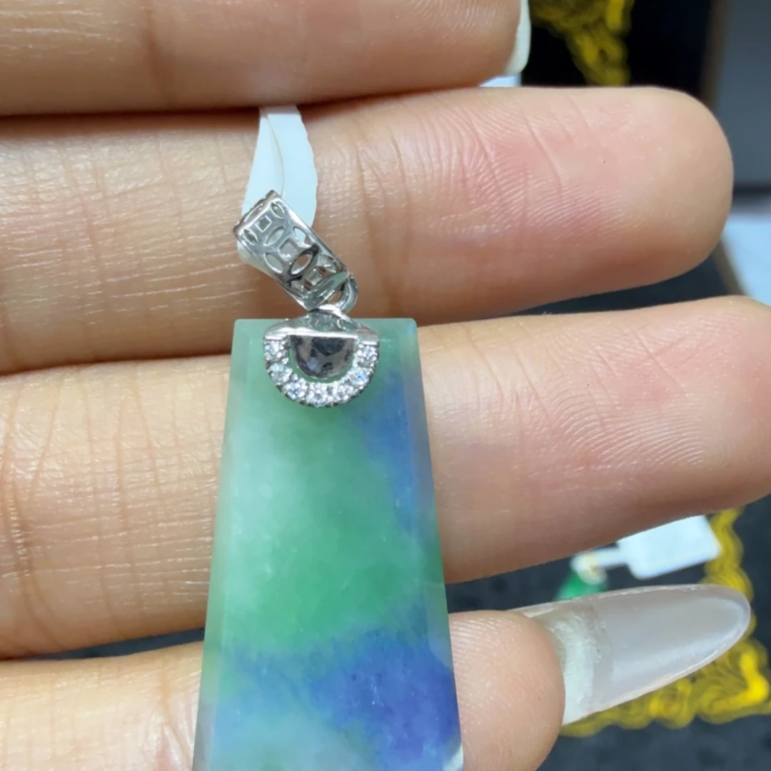 翡翠18K金镶嵌颈饰无事牌