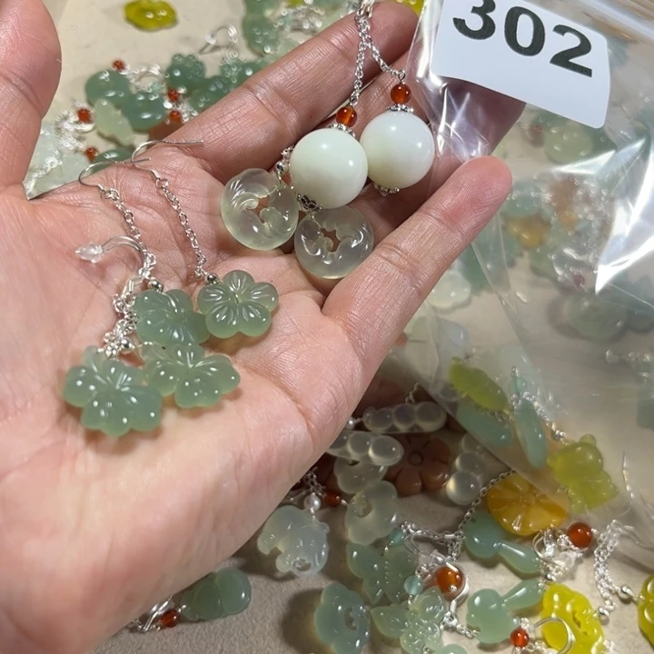 蛇纹石玉耳饰未镶嵌小**凉