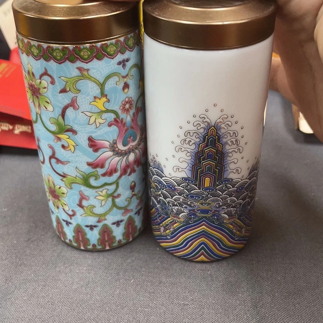 搪瓷杯子里还有很多东西