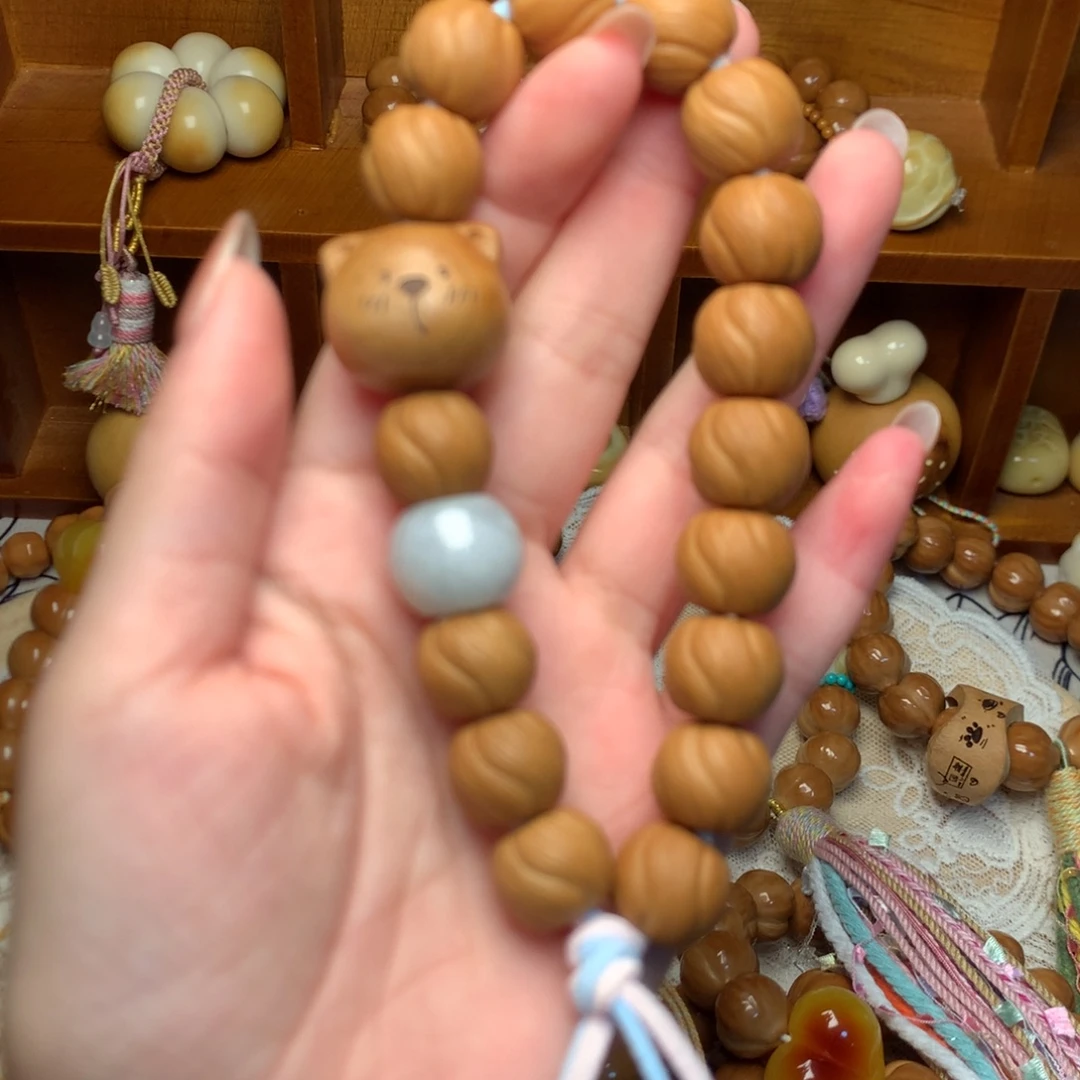 吊坠猴头核桃卷卷酥手持