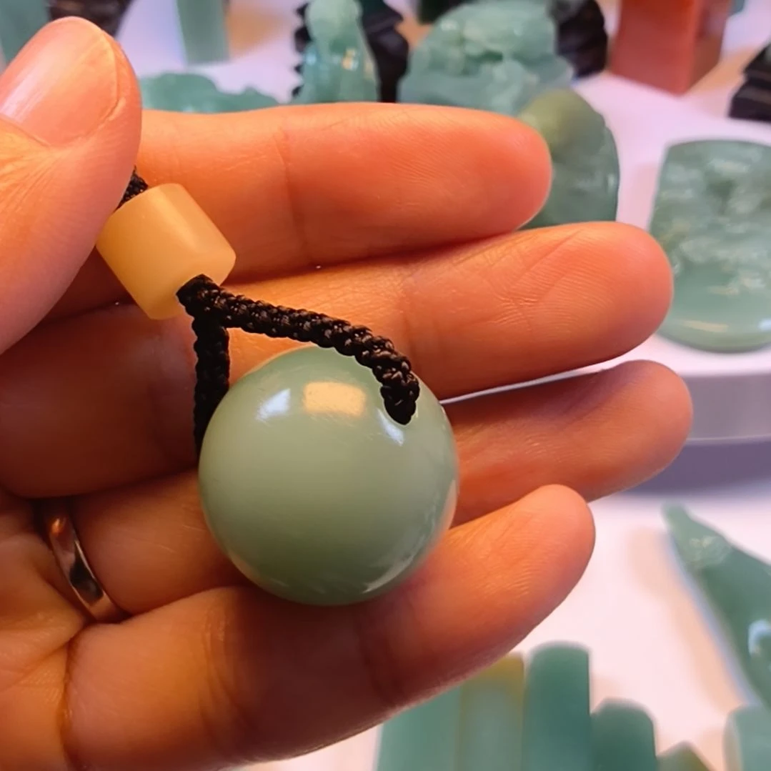 寿山石印石梅子青圆珠挂件