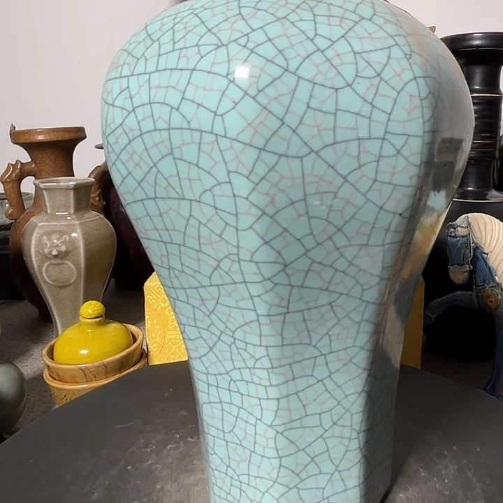 摆件瓷瓶器型美观大方