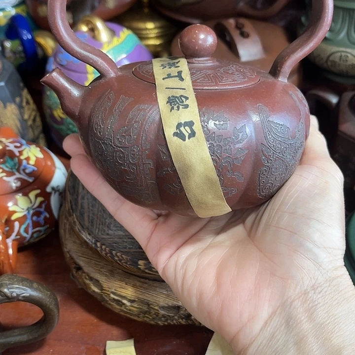 茶壶段泥原矿泥料手工制作的一把紫砂壶。