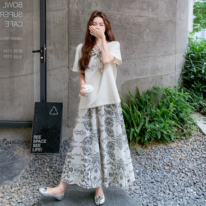 大方得体穿搭一整套夏印花丝巾拼接奶白短袖上衣印花阔腿裤两件套
