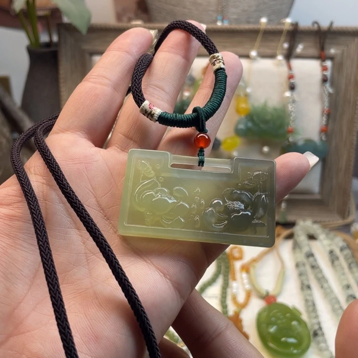 蛇纹石玉吊坠未镶嵌