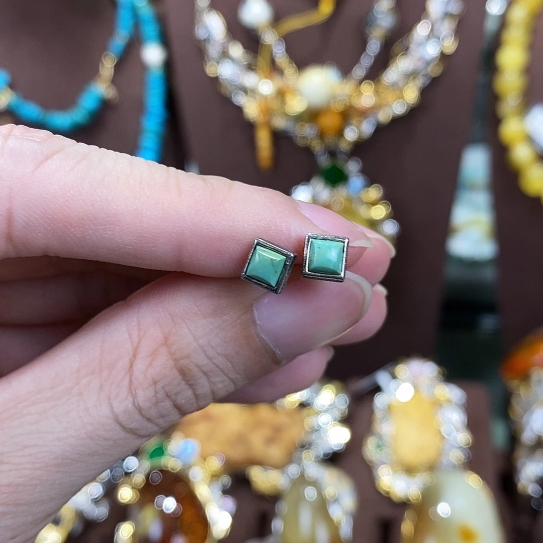 琥珀未镶嵌颈饰多人