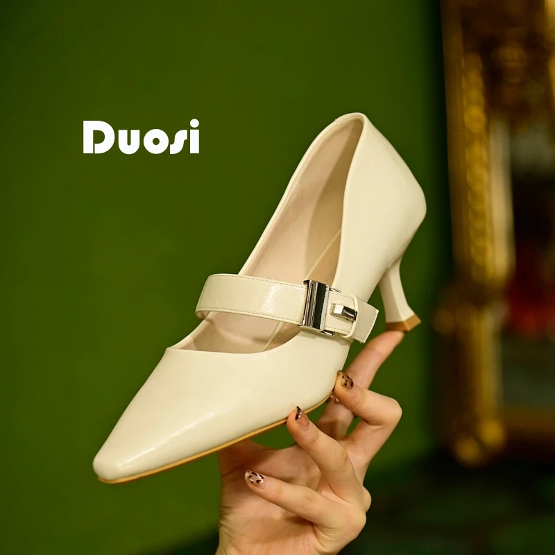 【DUOSI】6cm一字扣玛丽珍鞋时尚尖头单鞋细跟优雅高跟鞋1-2479-1A