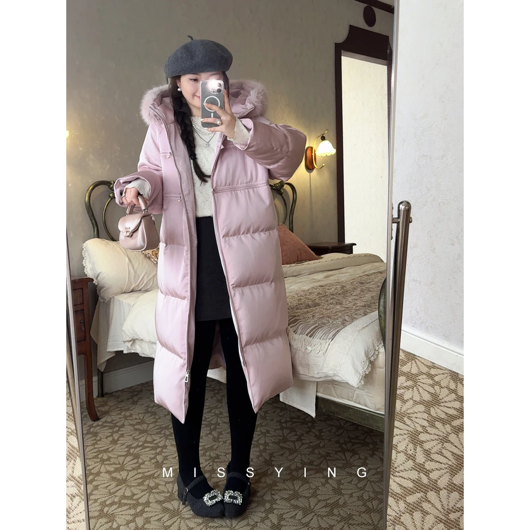 应小姐【琉璃粉雾】微胖大码显瘦冬季90绒子白鸭绒长款缎纹羽绒服
