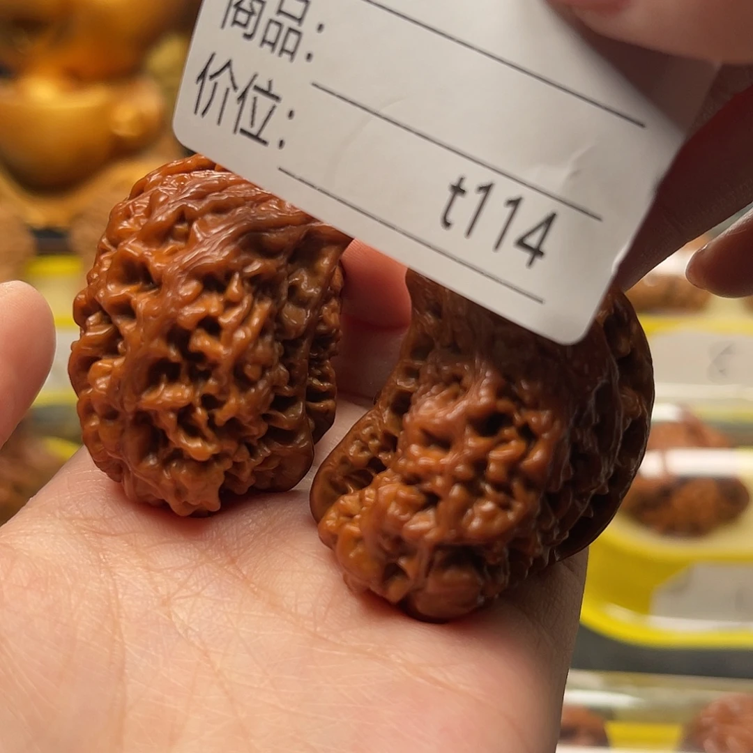 张***伟吊坠文玩核桃鹰嘴