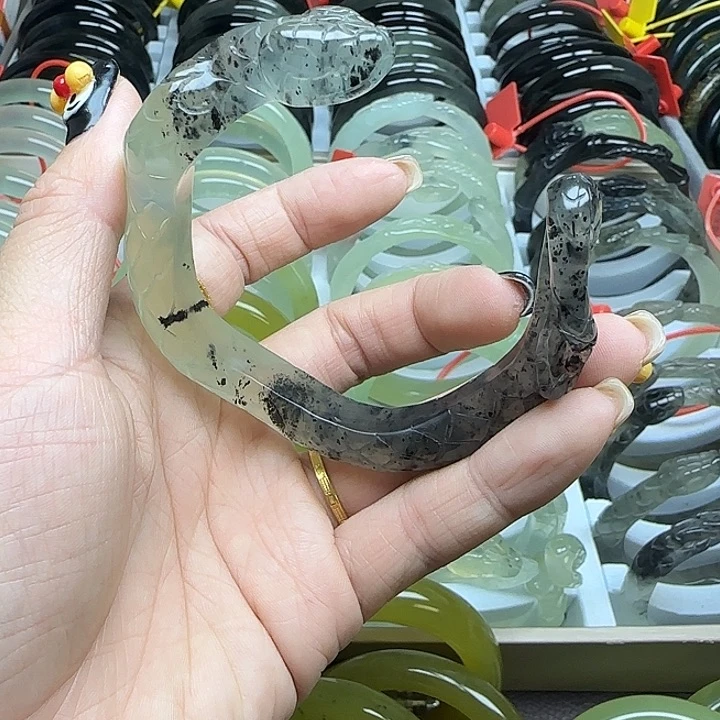 蛇纹石玉未镶嵌手镯