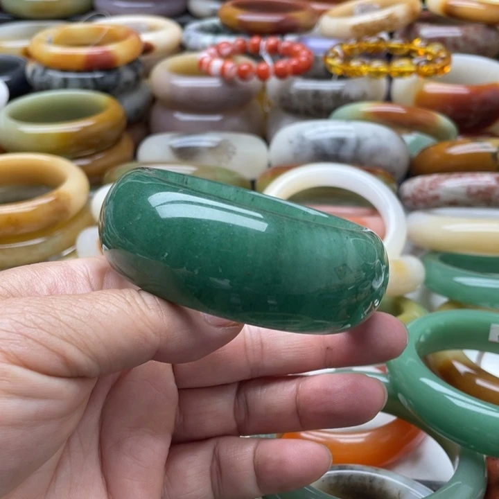 石英岩玉手镯未镶嵌我****。