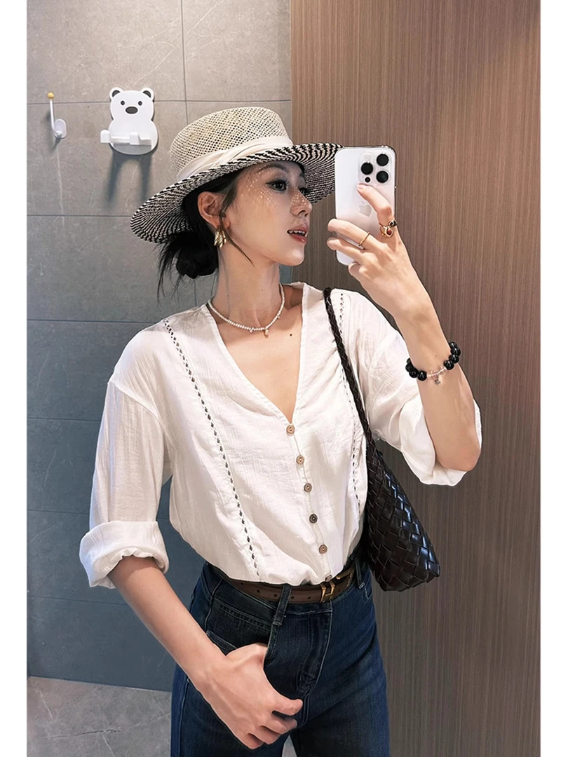 今年流行轻奢高级感小资上衣独特别致气质V领白色长袖衬衫女早秋