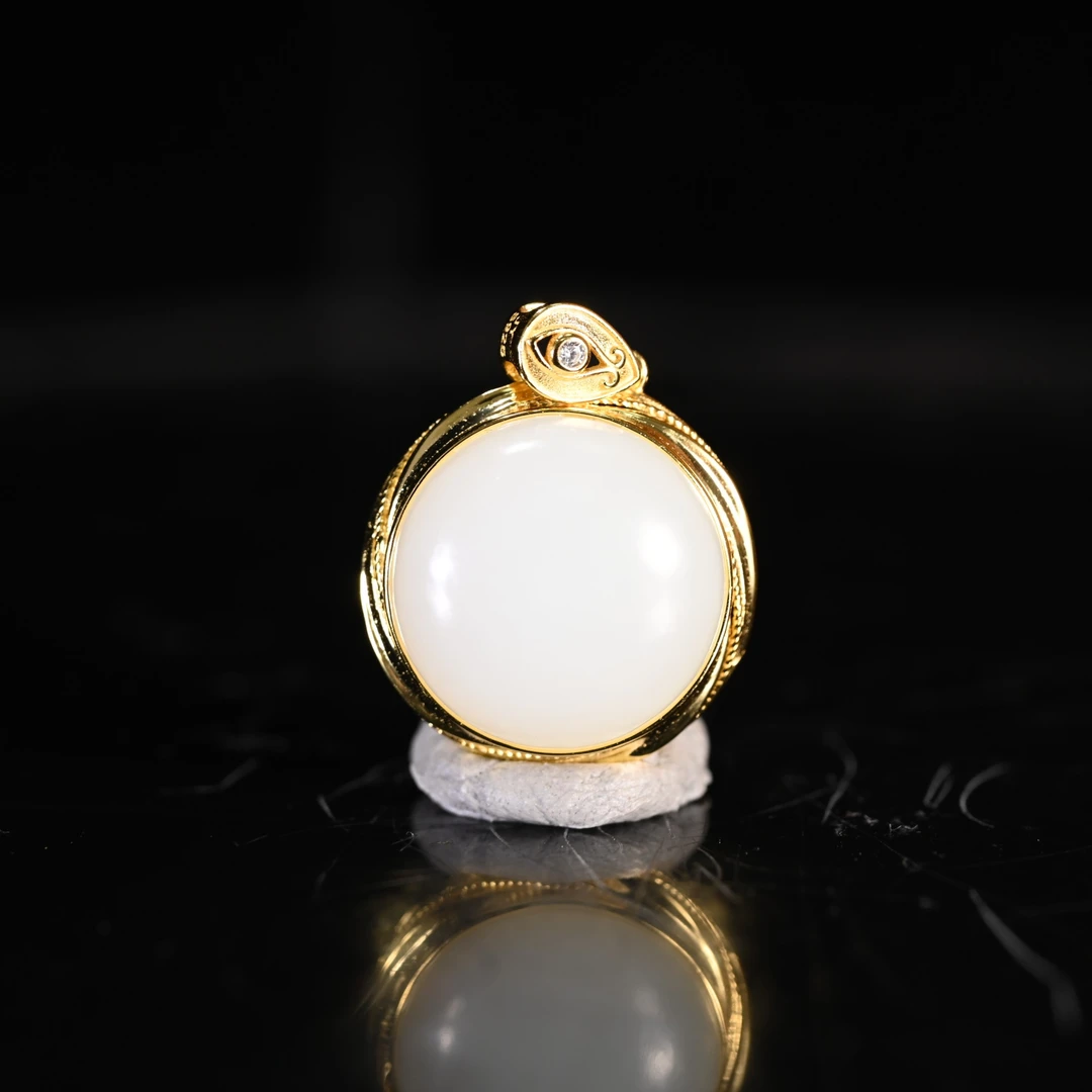 LOT8832 2510270010和田玉蛋面挂件/保利