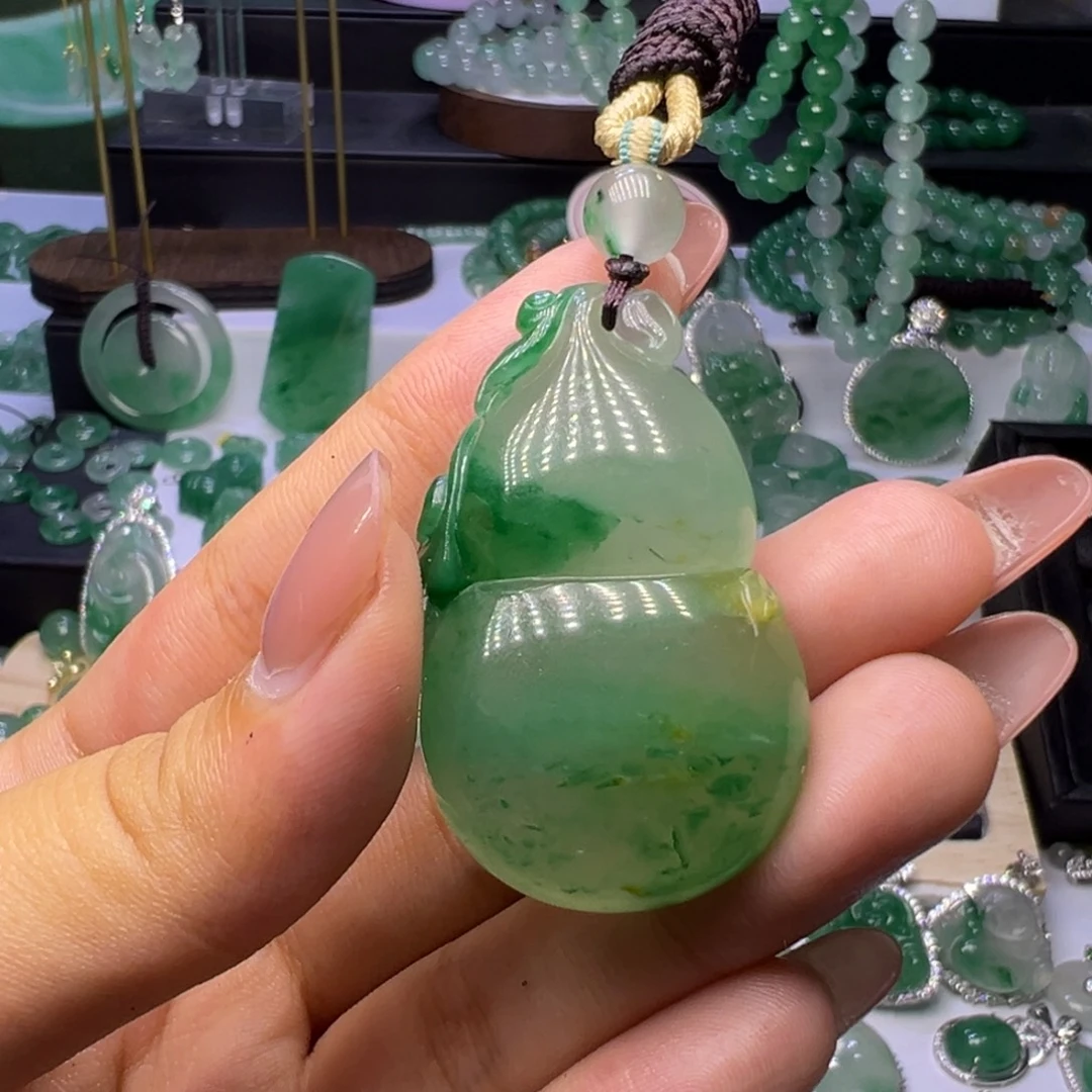 石英质玉（非洲翠）未镶嵌颈饰