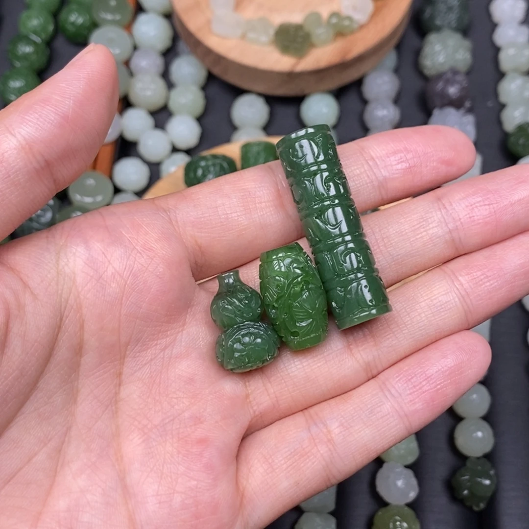 赵***士颈饰未镶嵌和田玉