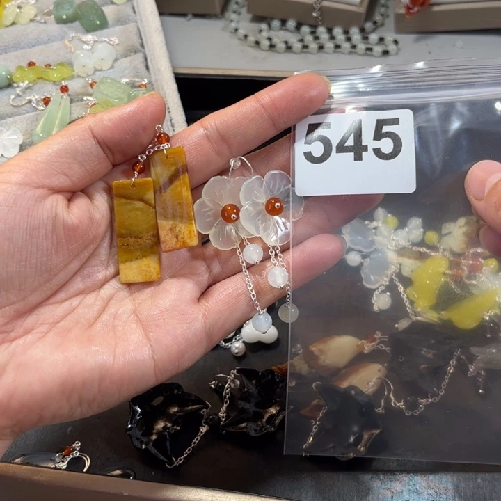 蛇纹石玉耳饰未镶嵌云**飘