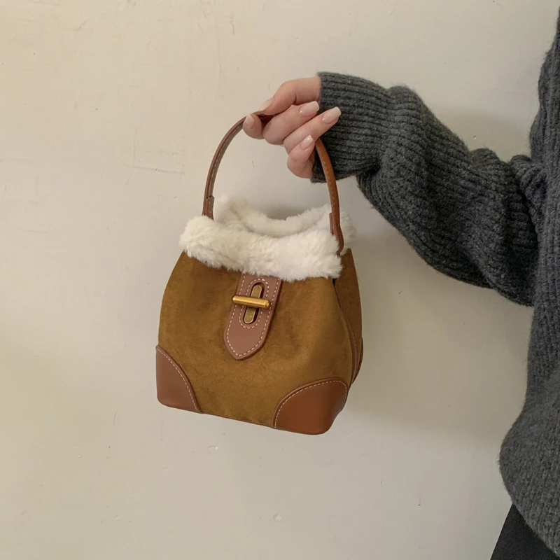 韩国秋冬新款超火斜挎胶囊包女小众设计高级感绒毛麂皮手提单肩包