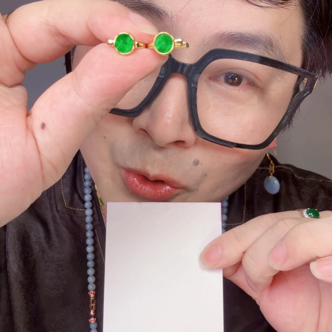 翡翠未镶嵌颈饰一对