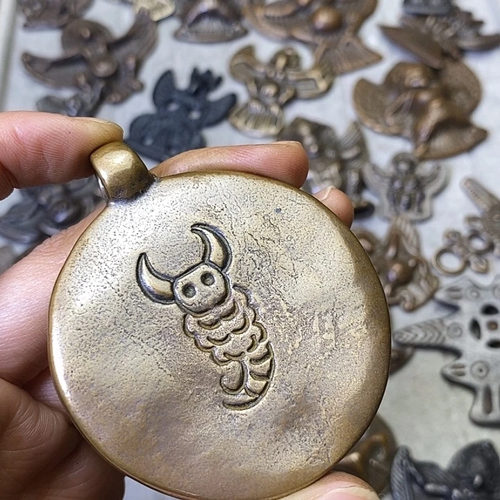 老铜有点不平背面如图