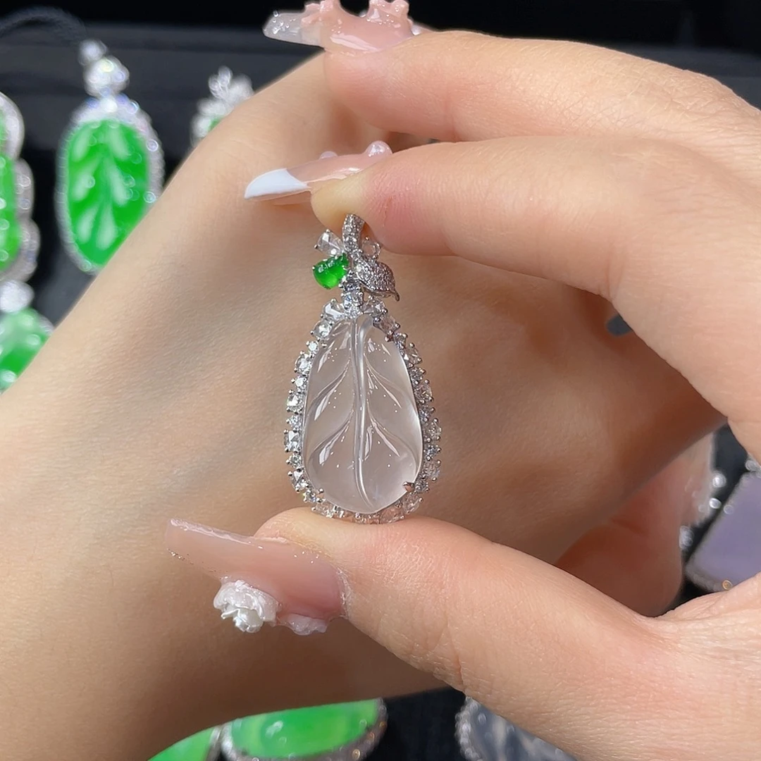 翡翠18K金镶嵌颈饰梅**秀