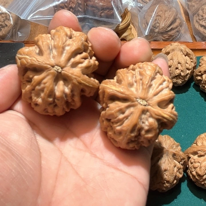 1***4文玩核桃把件文玩核桃手把件红锦鲤