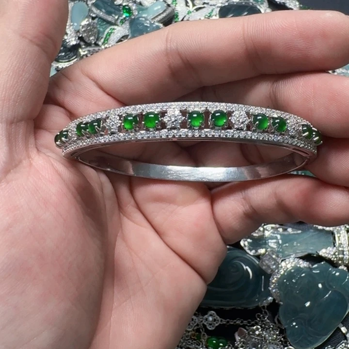 翡翠未镶嵌颈饰天然A货翡翠放漏