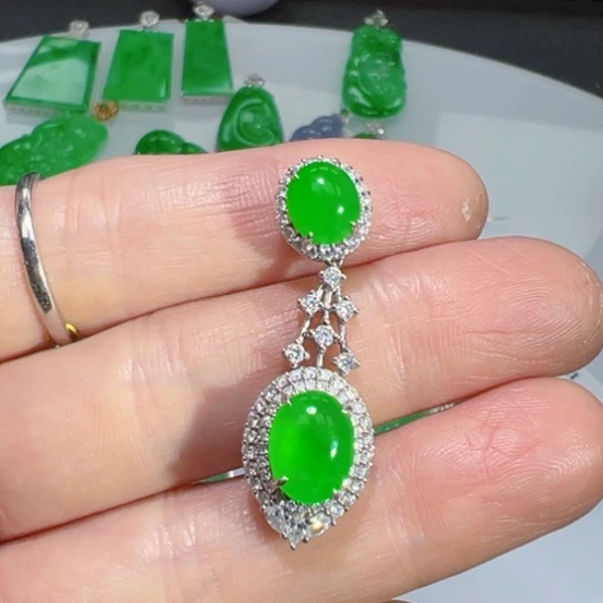 颈饰18K金镶嵌翡翠