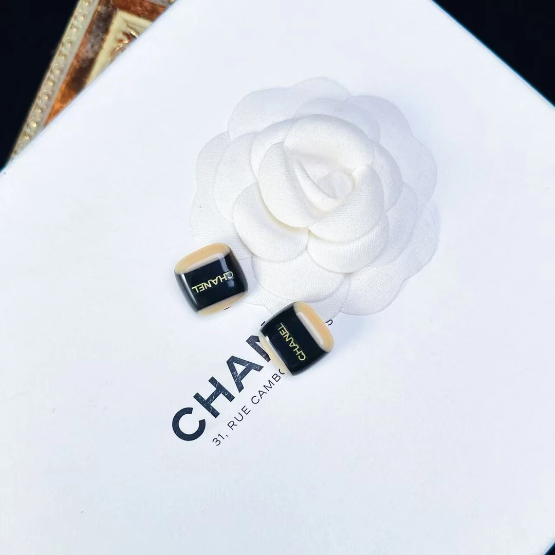 95新 Chanel/香奈儿 柚礼中古/香奈儿黑色亚克力字母耳夹lz508449