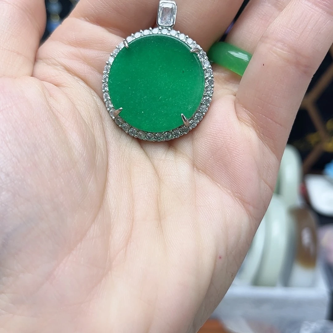 翡翠未镶嵌颈饰圆牌